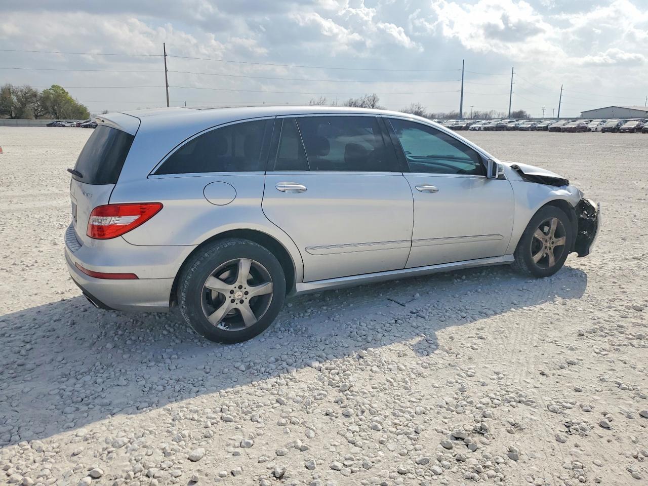 2011 Mercedes-Benz R 350 4Matic - Image 3