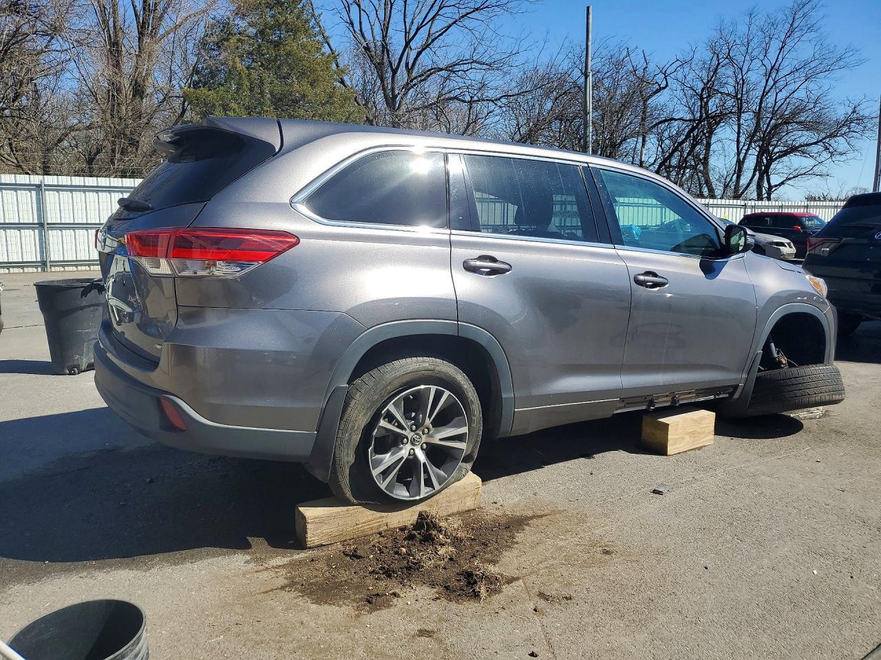 2018 Toyota Highlander Le - Image 3