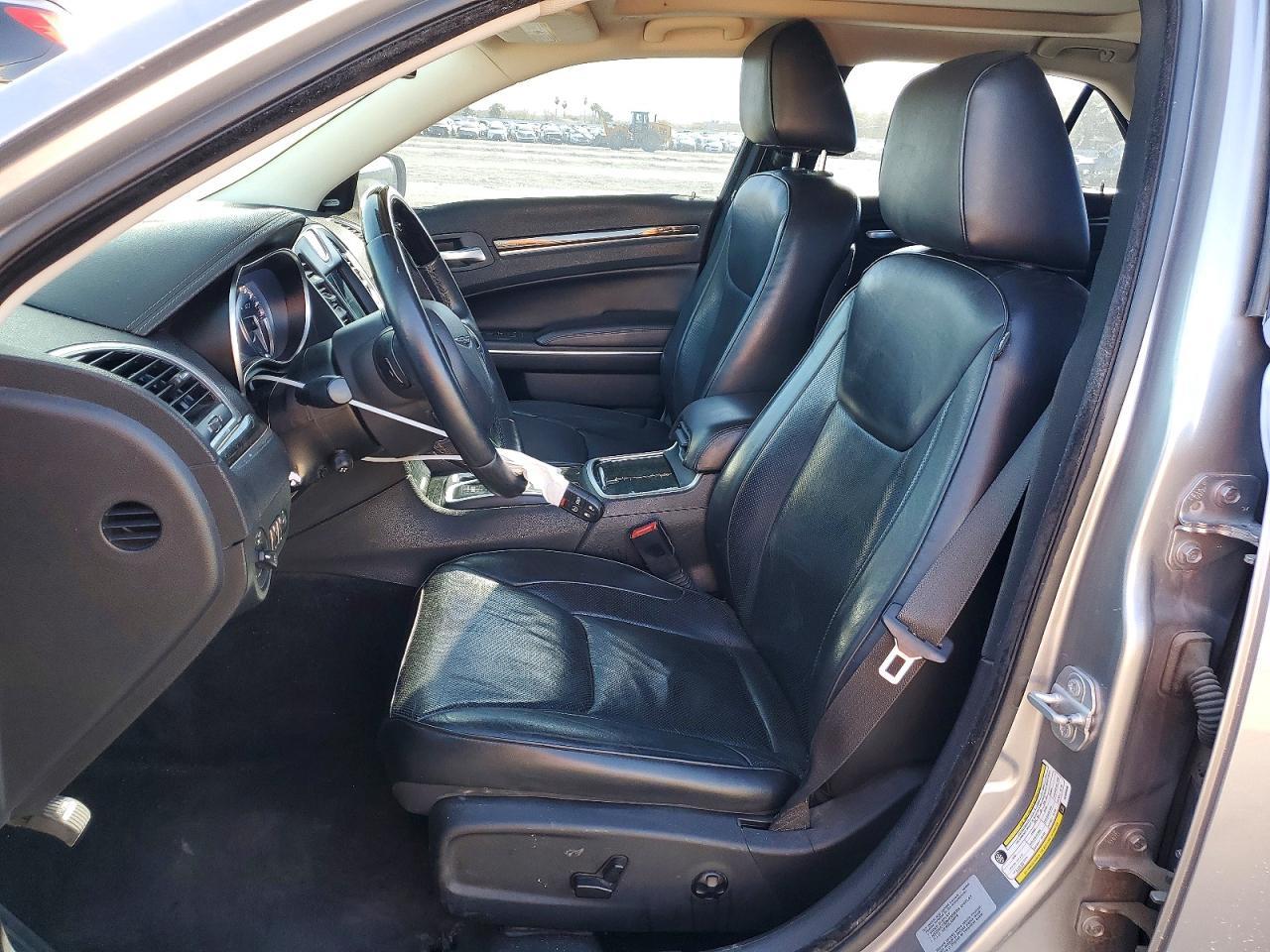 2017 Chrysler 300C - Image 7
