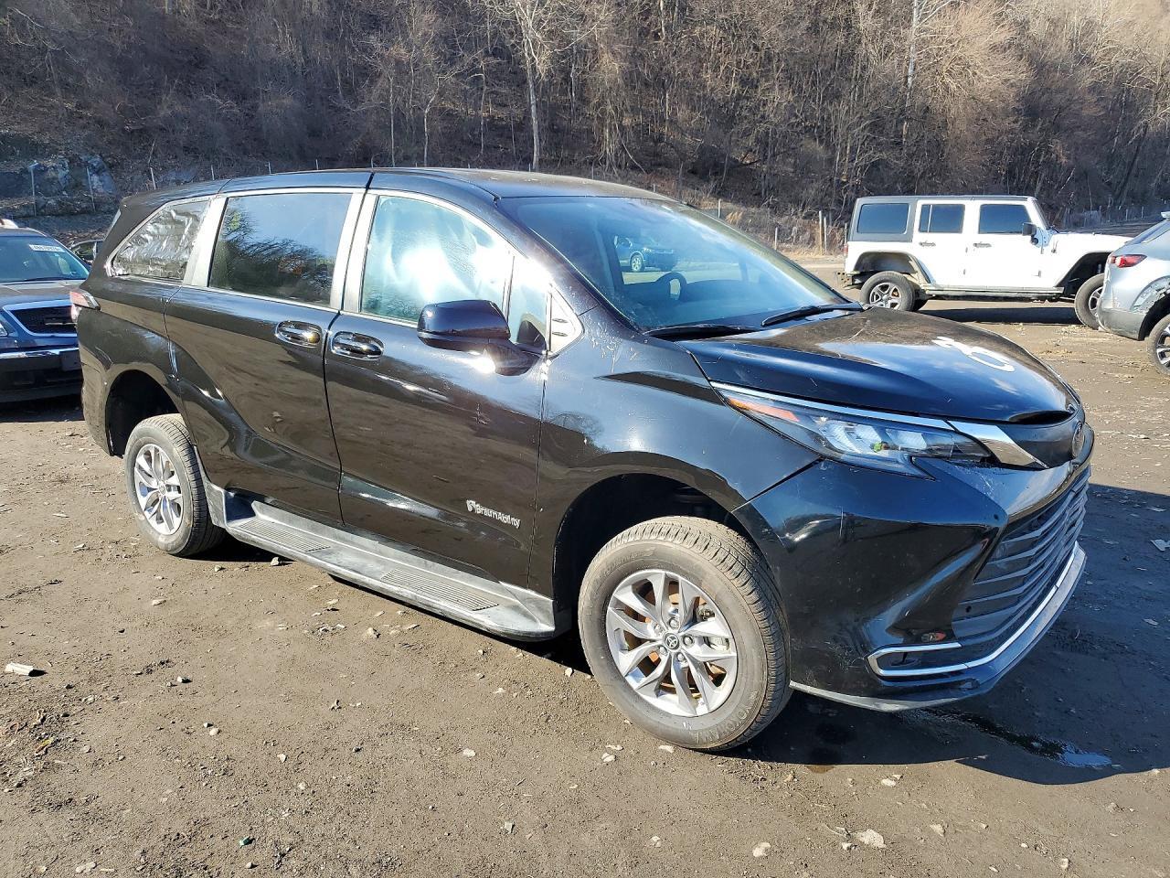 2023 Toyota Sienna Le 8-Passenger - Image 4