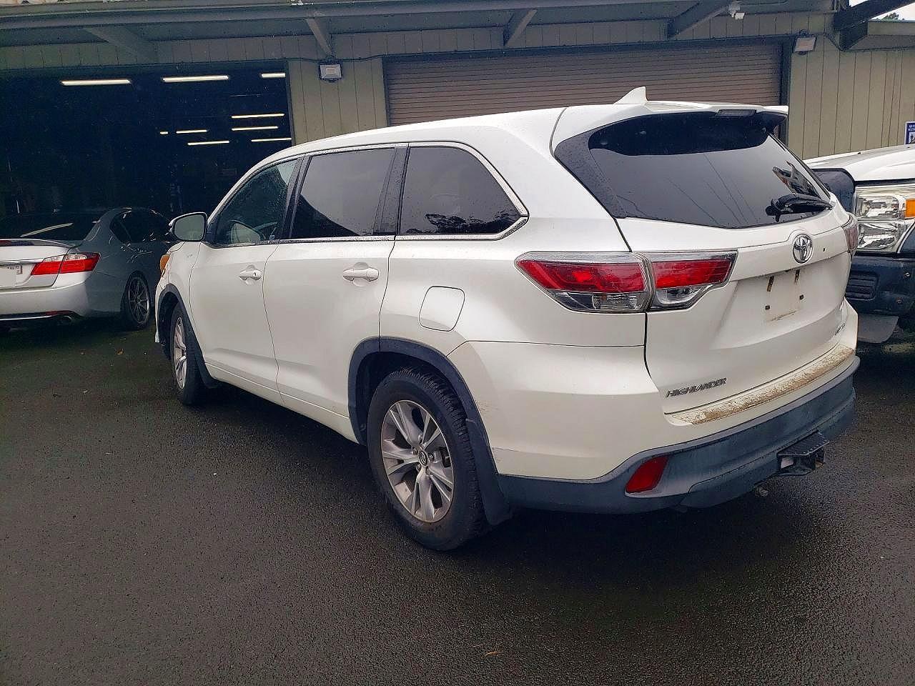 2016 Toyota Highlander Le Plus - Image 2