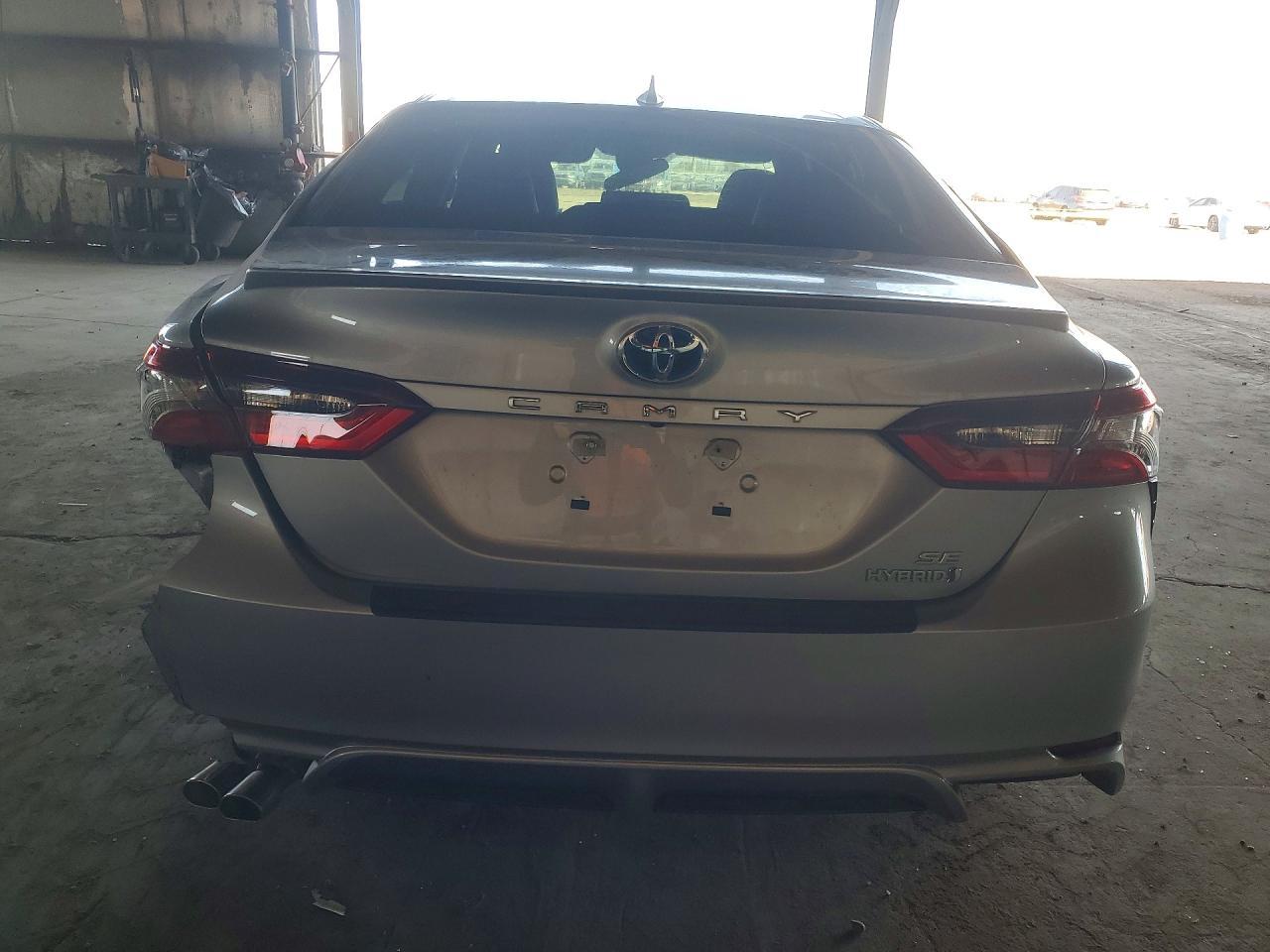 2022 Toyota Camry Hybrid Se - Image 6
