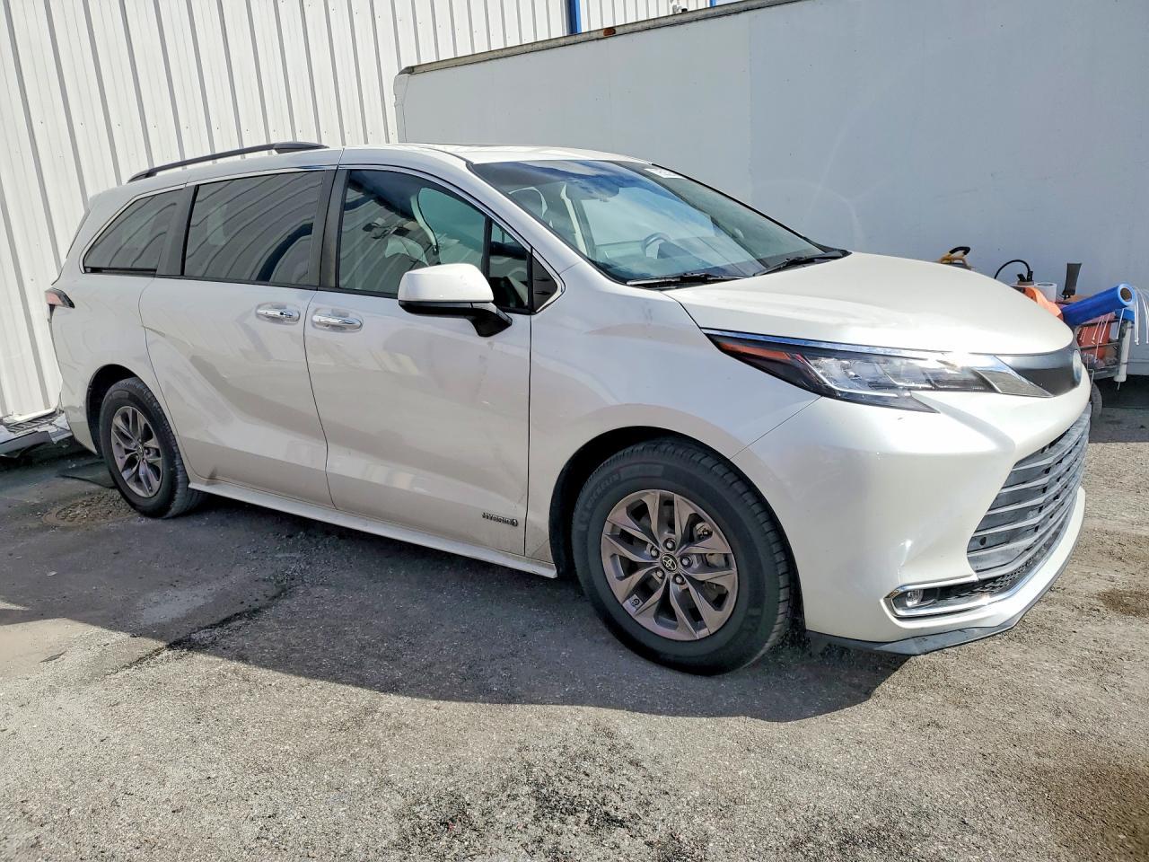 2021 Toyota Sienna Xle 8-Passenger - Image 4