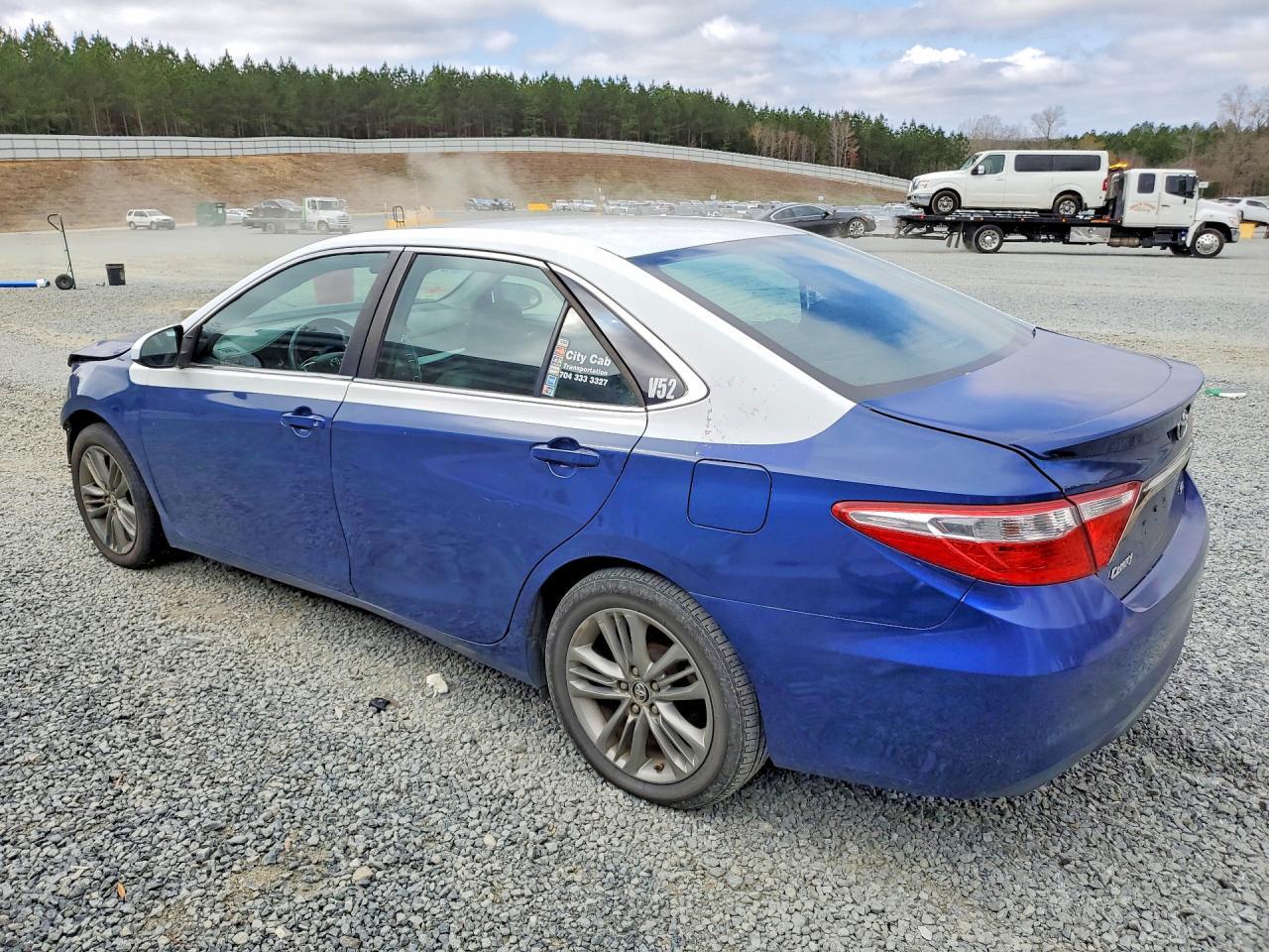 2016 Toyota Camry Se - Фото 2