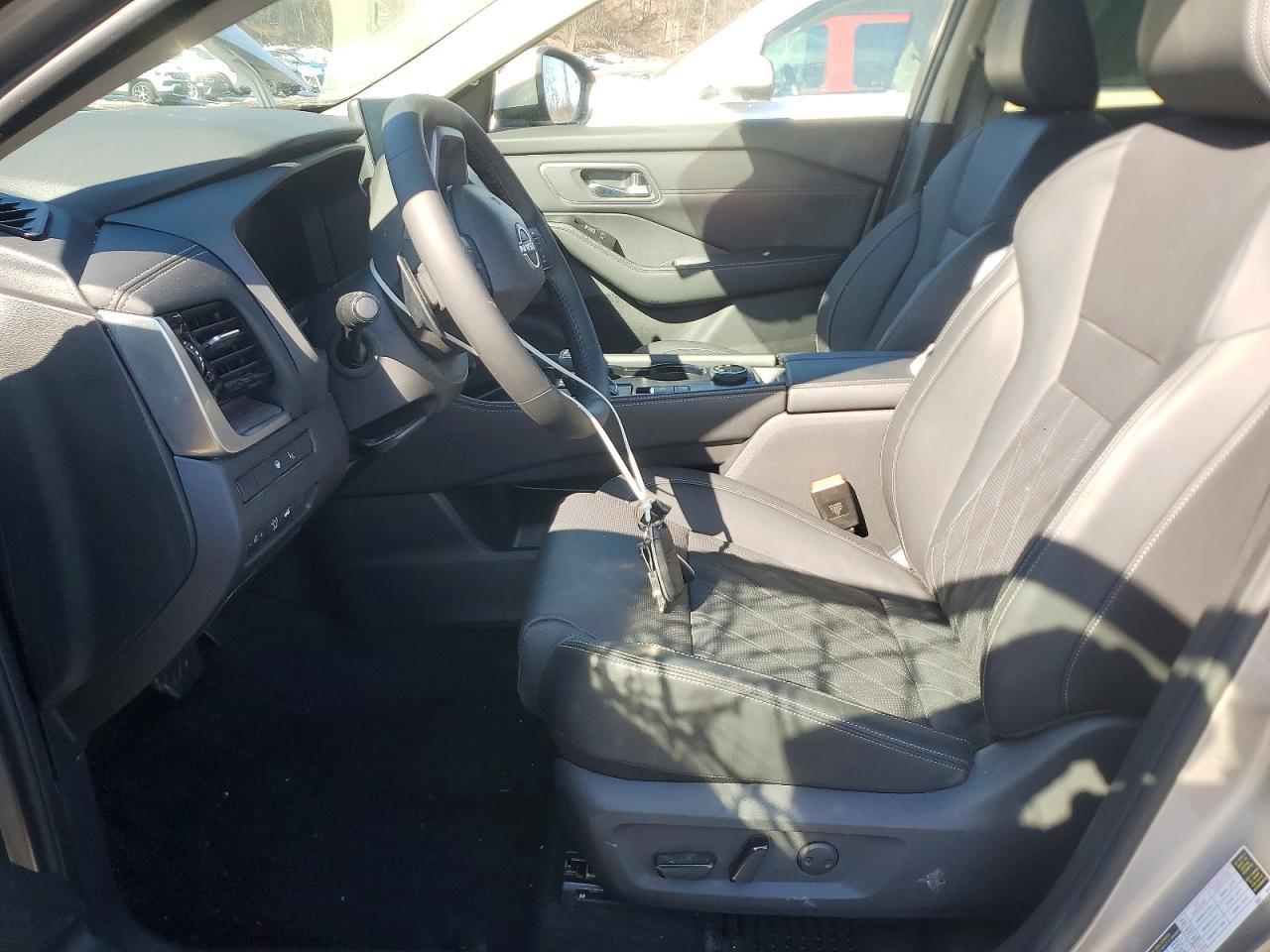 2026 Nissan Rogue Platinum - Image 7