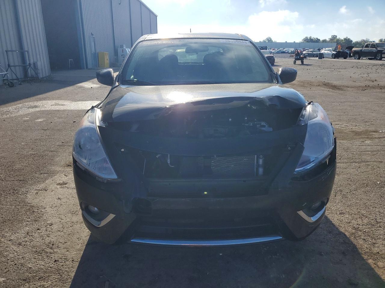 2018 Nissan Versa Sv - Image 5
