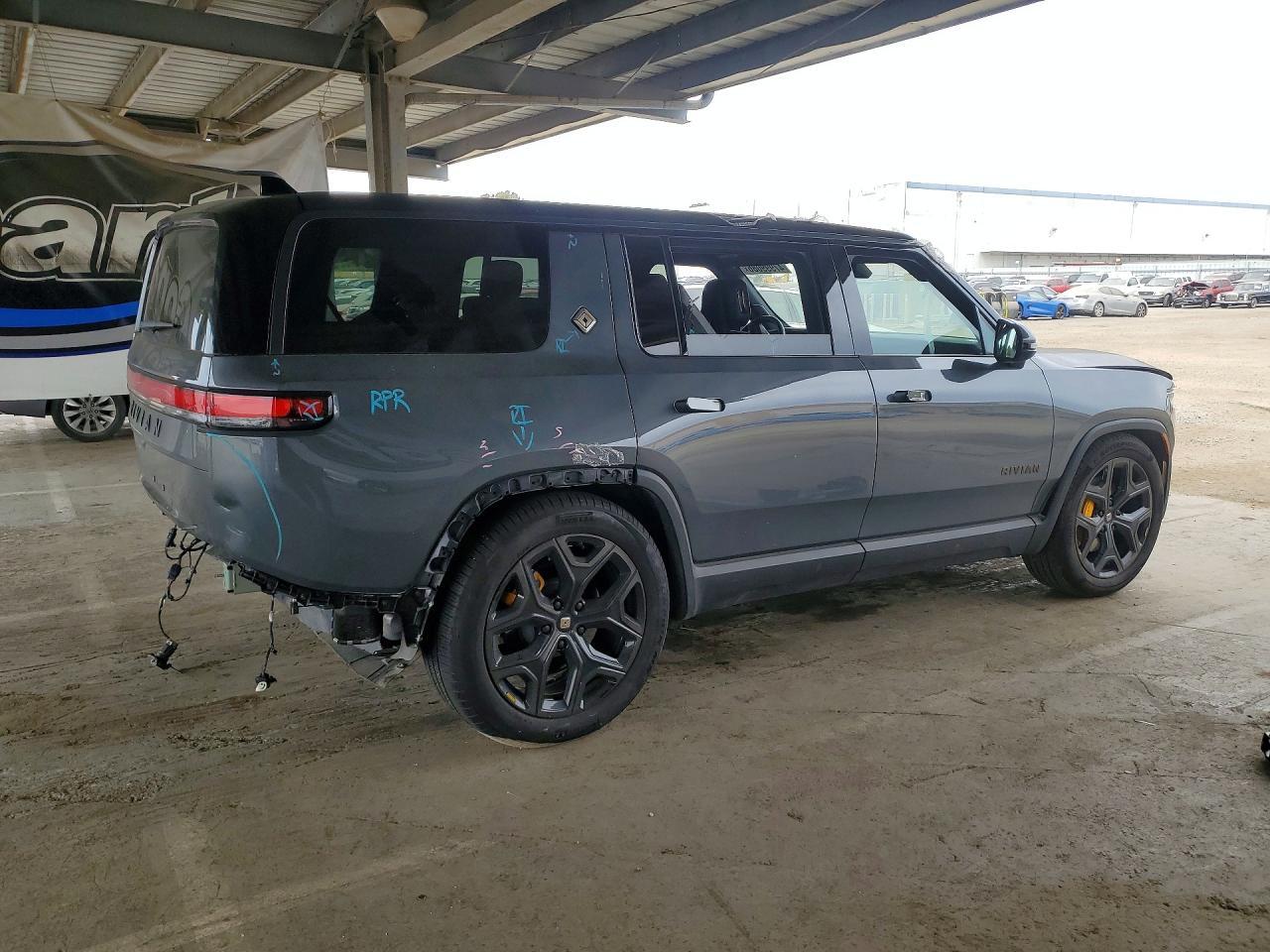 2026 Rivian R1S Premium - Image 3