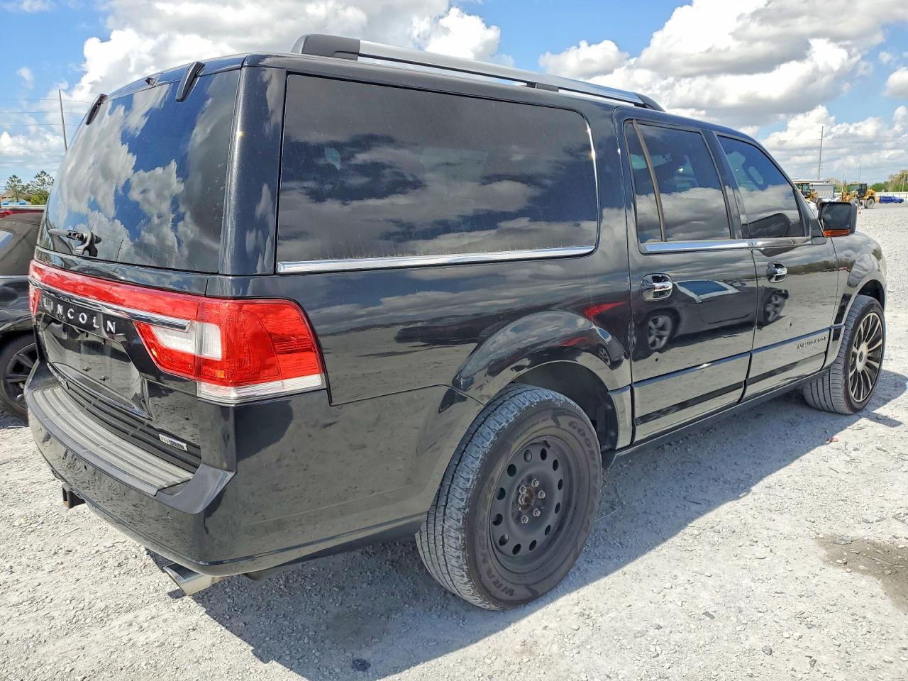 2015 Lincoln Navigator L - Image 3