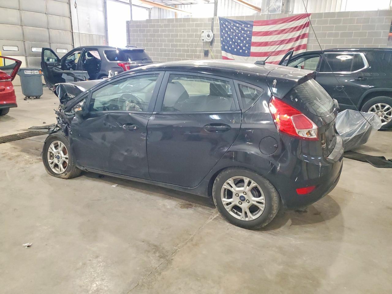 2015 Ford Fiesta Se - Фото 2