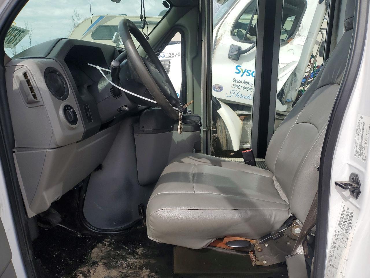 2018 Ford Econoline E350 Super Duty Cutaway Van - Фото 5
