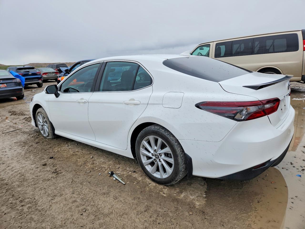 2022 Toyota Camry Le - Фото 2