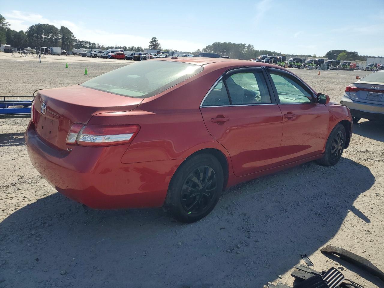 2011 Toyota Camry Le - Фото 3