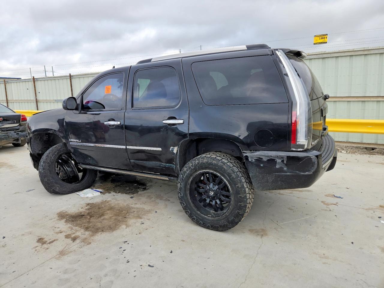 2011 GMC Yukon Denali - Image 2