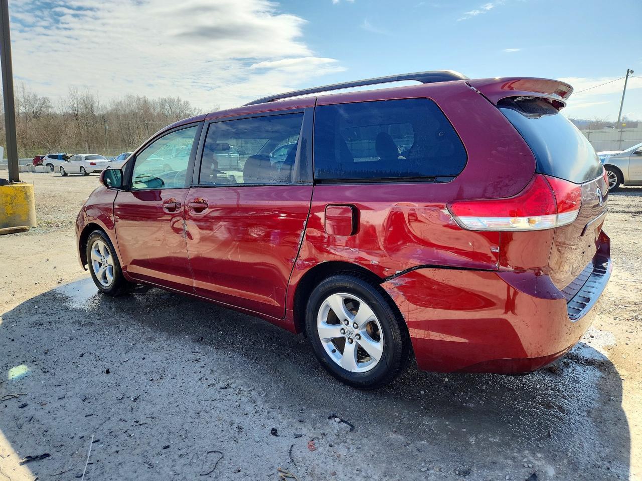 2014 Toyota Sienna Le 8-Passenger - Фото 2