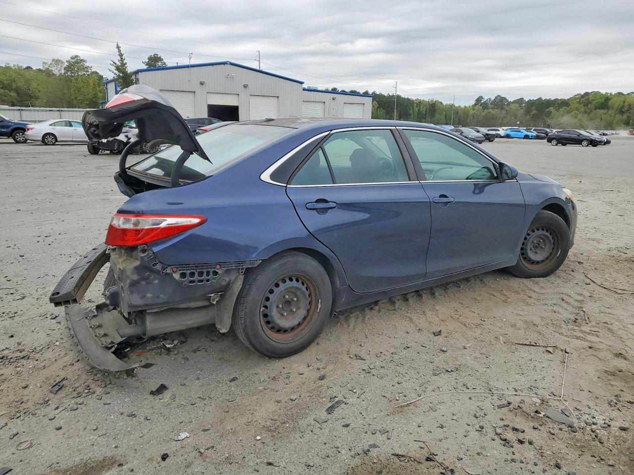 2015 Toyota Camry Le - Image 3