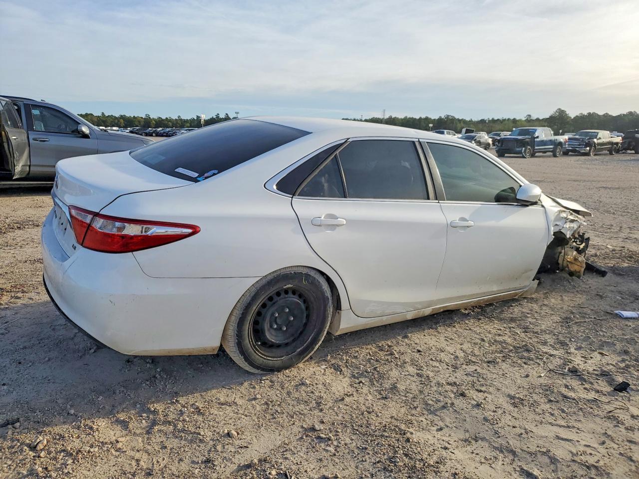 2016 Toyota Camry Le - Фото 3