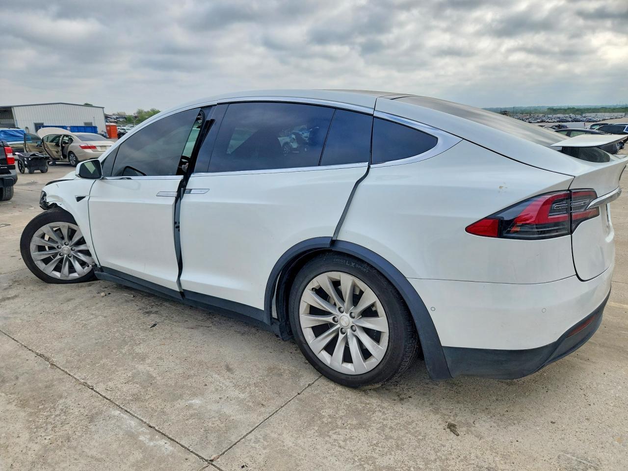 2020 Tesla Model X - Фото 2