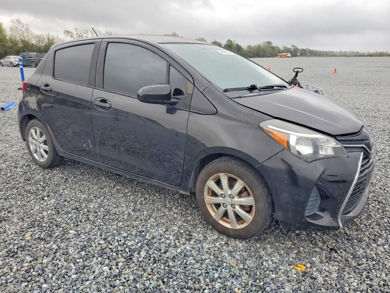 2015 Toyota Yaris 5-Door Le - Image 4