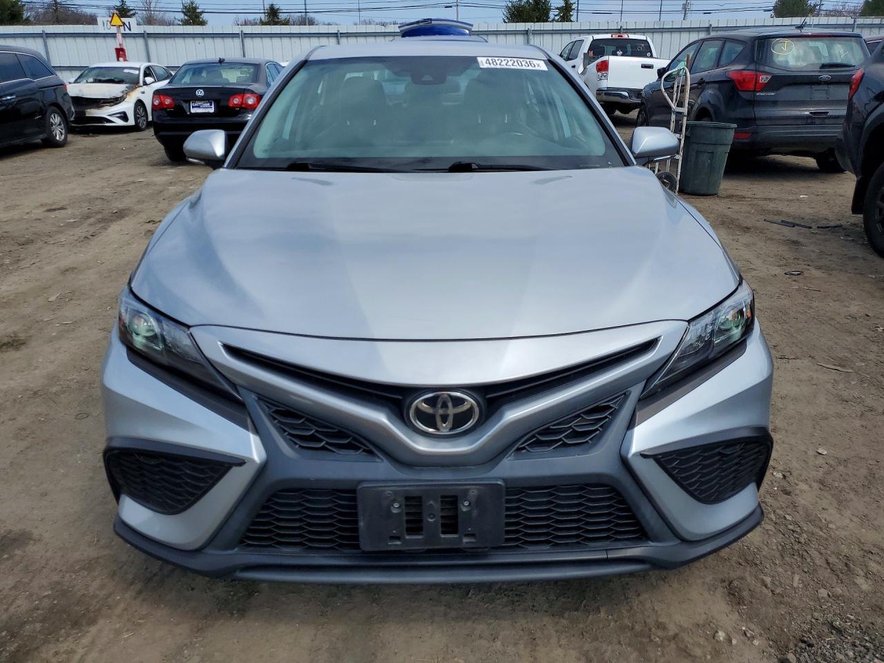 2022 Toyota Camry Se - Фото 5