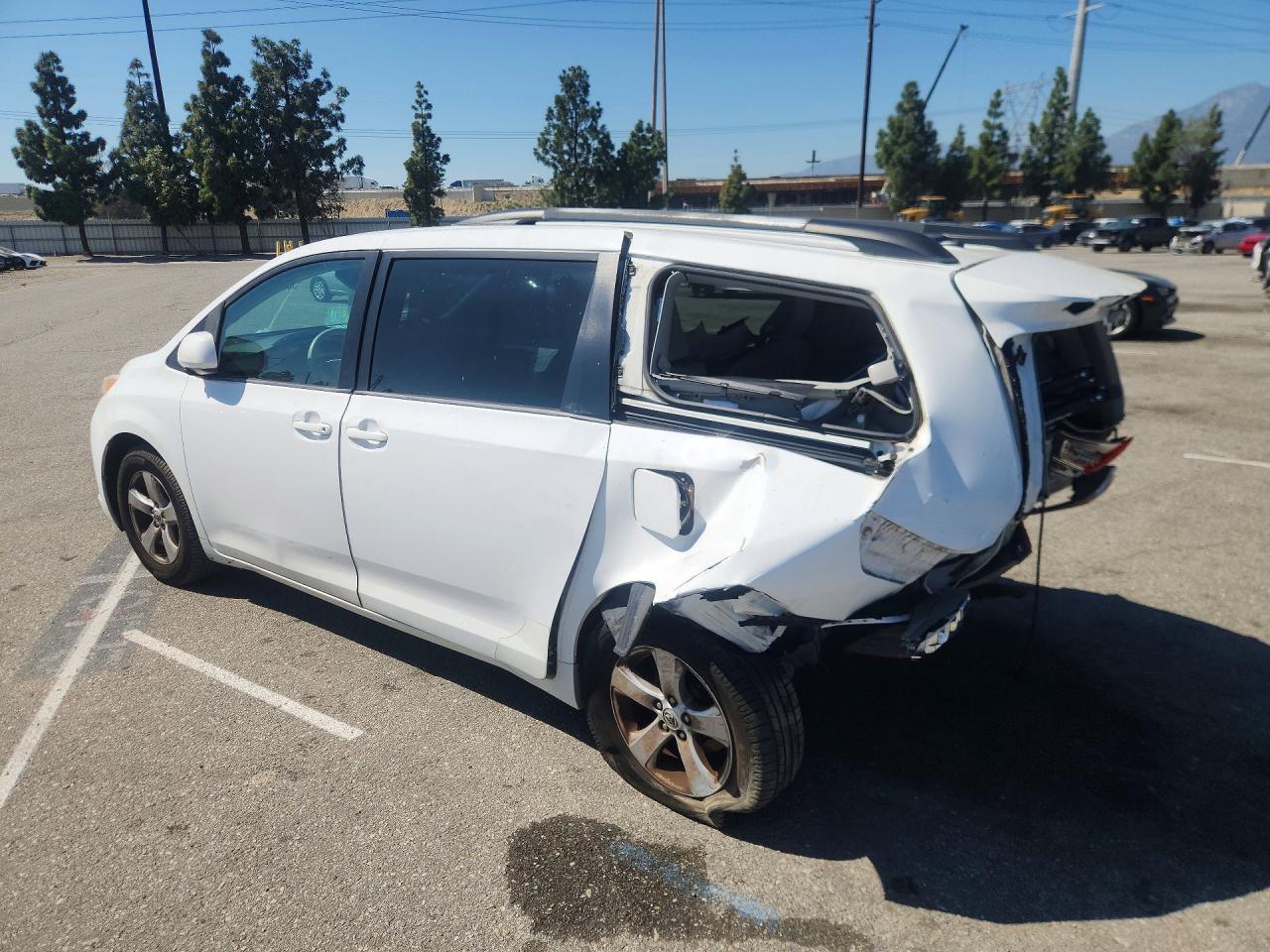 2014 Toyota Sienna Le 8-Passenger - Фото 2
