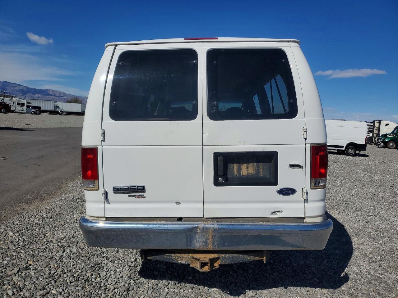 2008 Ford Econoline E350 Super Duty Wagon - Image 6