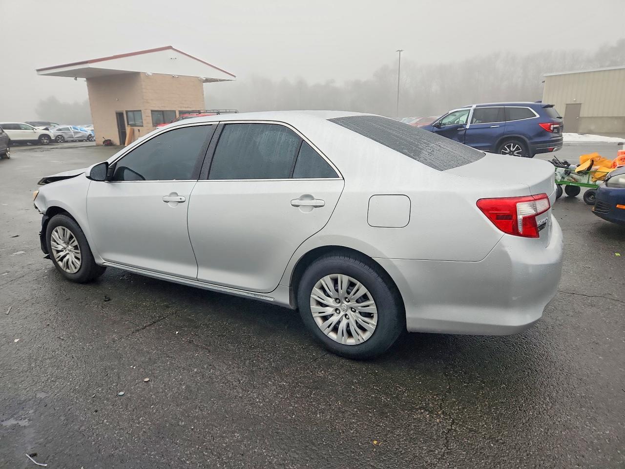 2013 Toyota Camry Le - Фото 2