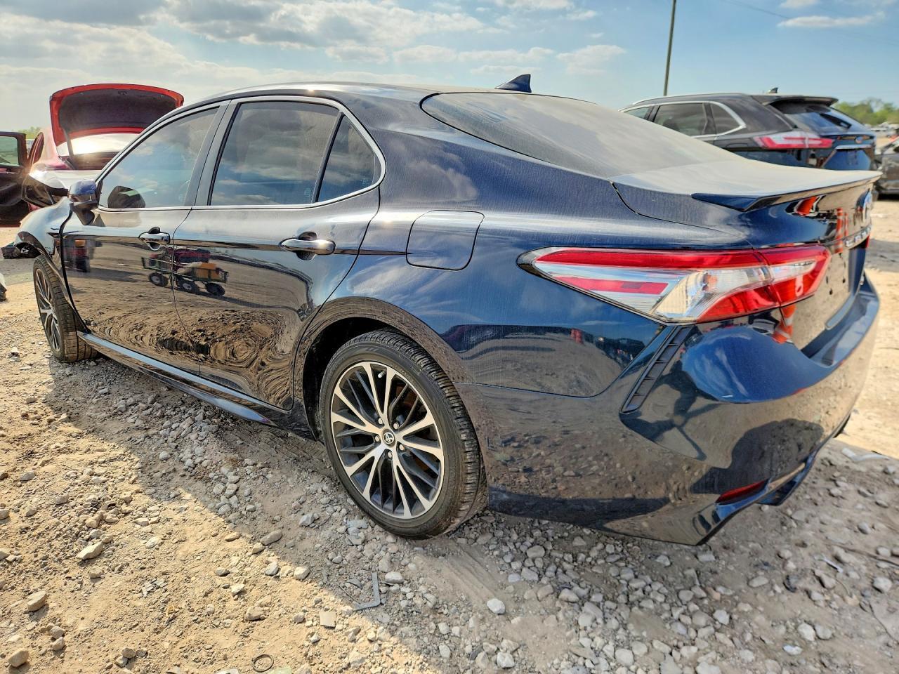 2019 Toyota Camry Se - Фото 2