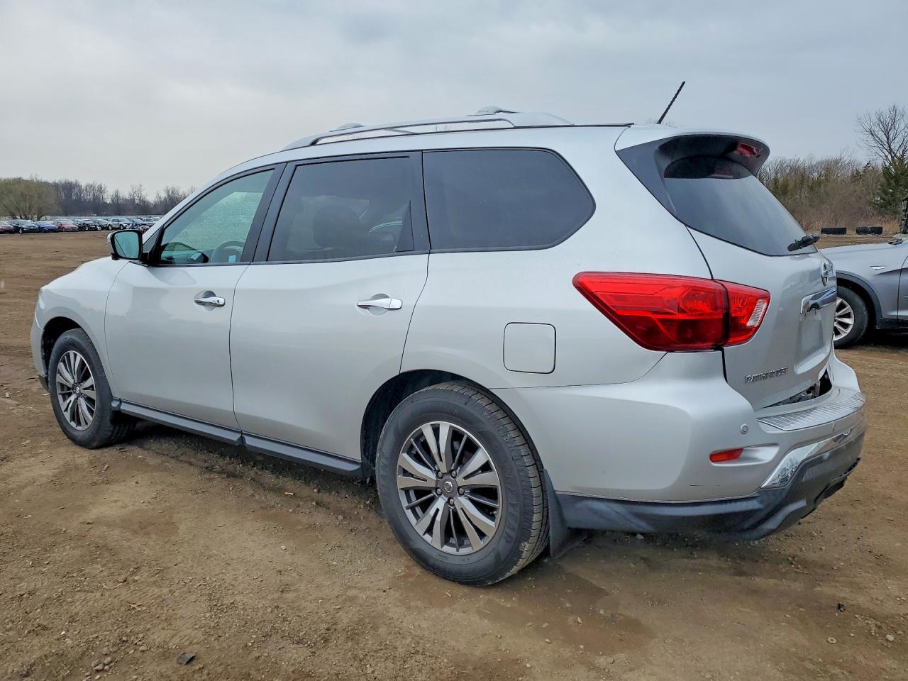 2017 Nissan Pathfinder Sl - Image 2