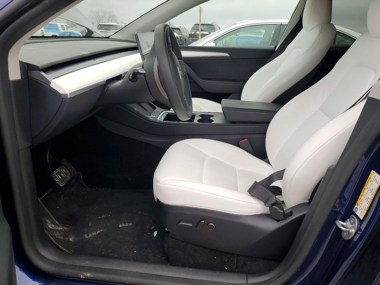 2025 Tesla Model Y - Image 7