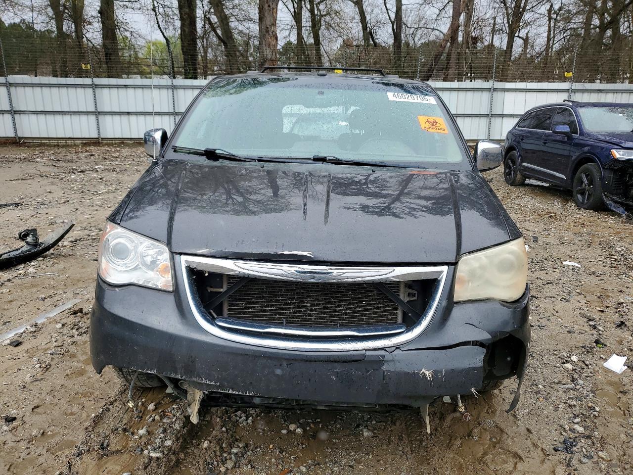 2011 Chrysler Town & Country Limited - Image 5