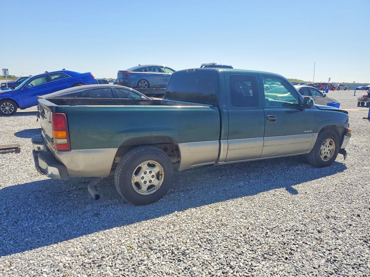 2001 Chevrolet Silverado C1500 - Image 3