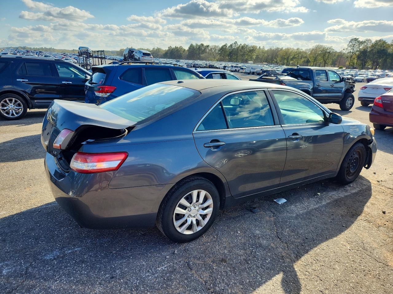 2011 Toyota Camry Le - Фото 3