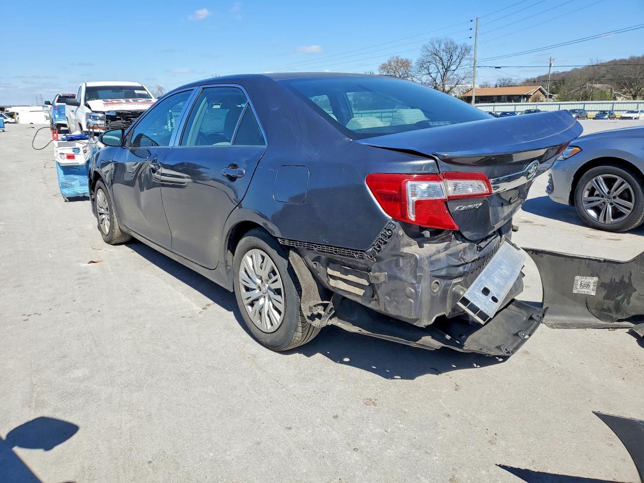 2014 Toyota Camry L - Фото 2
