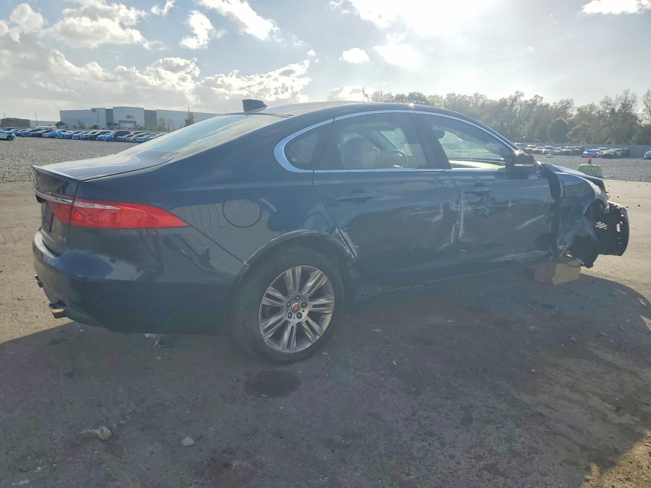 2016 Jaguar Xf Premium - Image 3