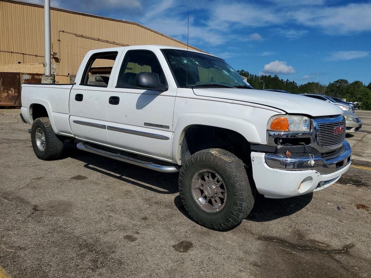 2004 GMC Sierra C2500 Heavy Duty - Image 4