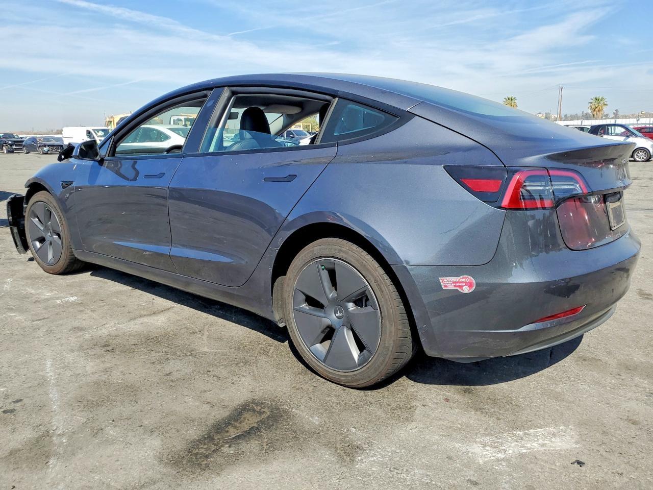 2023 Tesla Model 3 - Фото 2