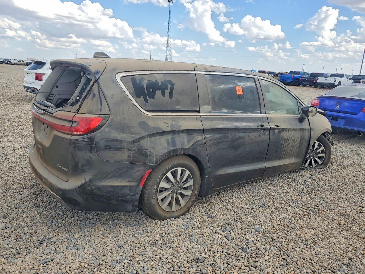 2022 Chrysler Pacifica Hybrid Touring L - Image 3