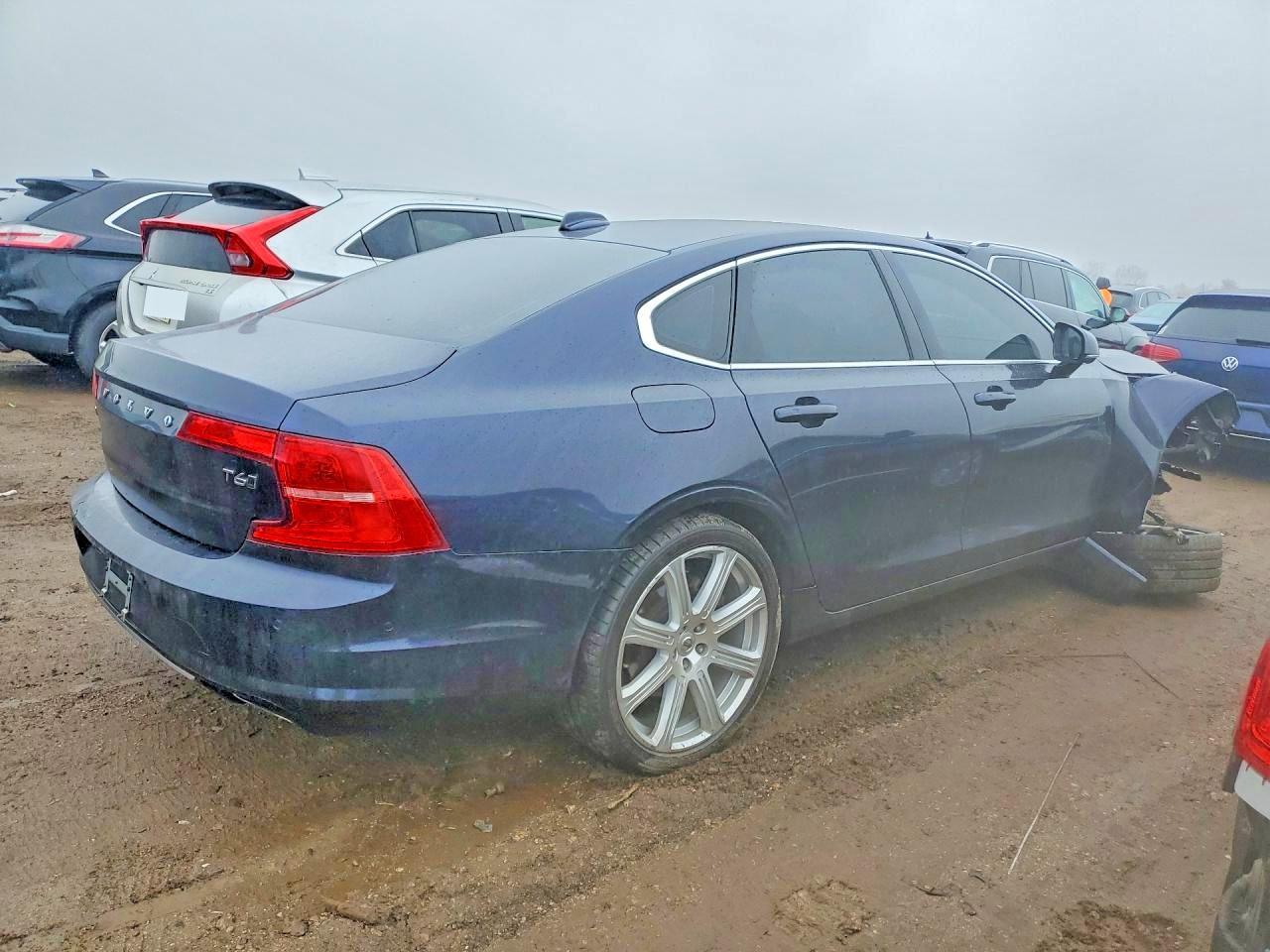 2017 Volvo S90 T6 Momentum - Image 3