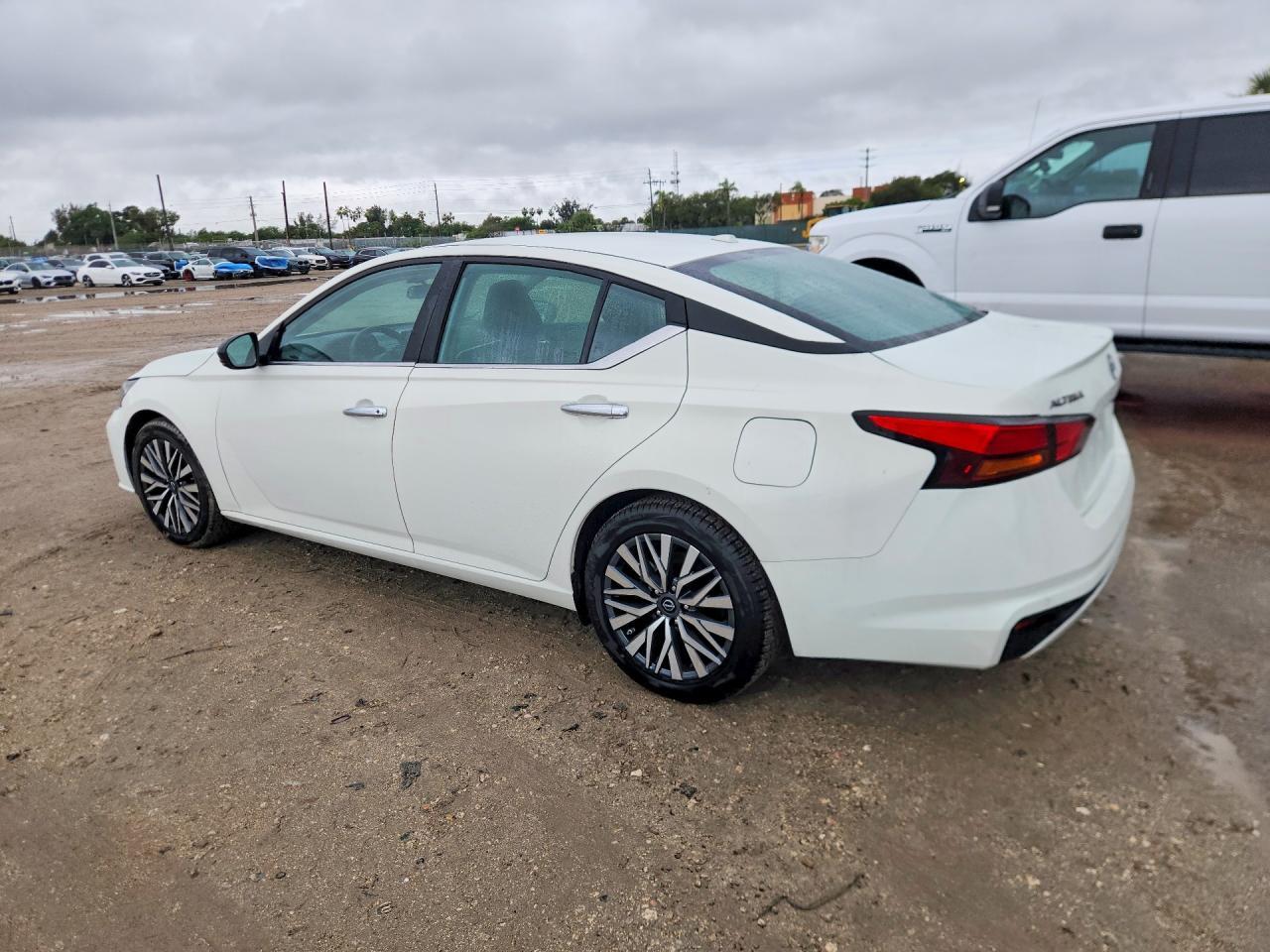 2025 Nissan Altima 2.5 Sv - Image 2