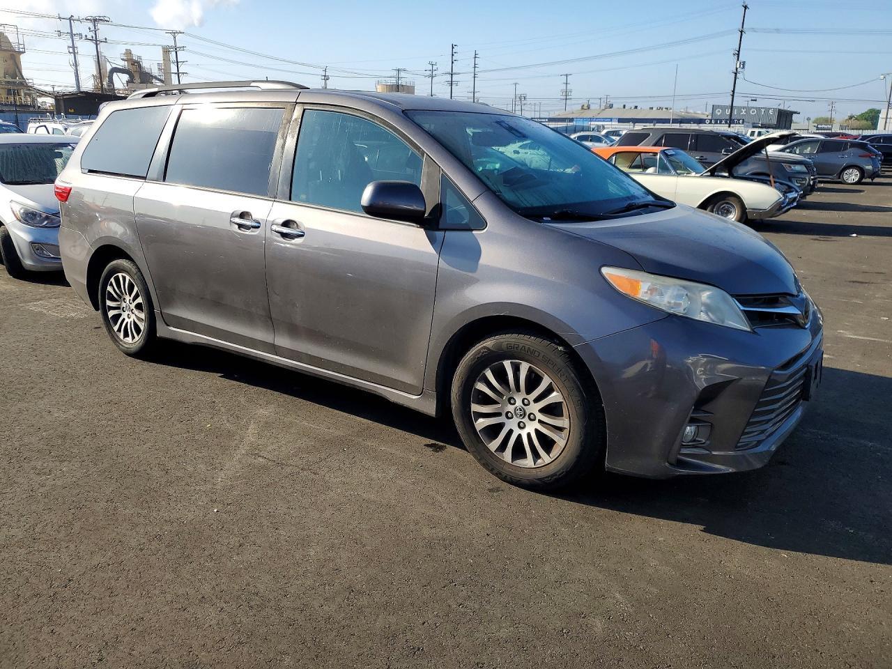 2019 Toyota Sienna Xle 8-Passenger - Фото 4