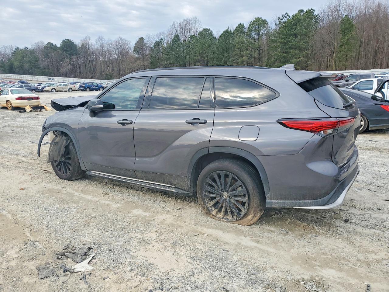 2023 Toyota Highlander L - Image 2
