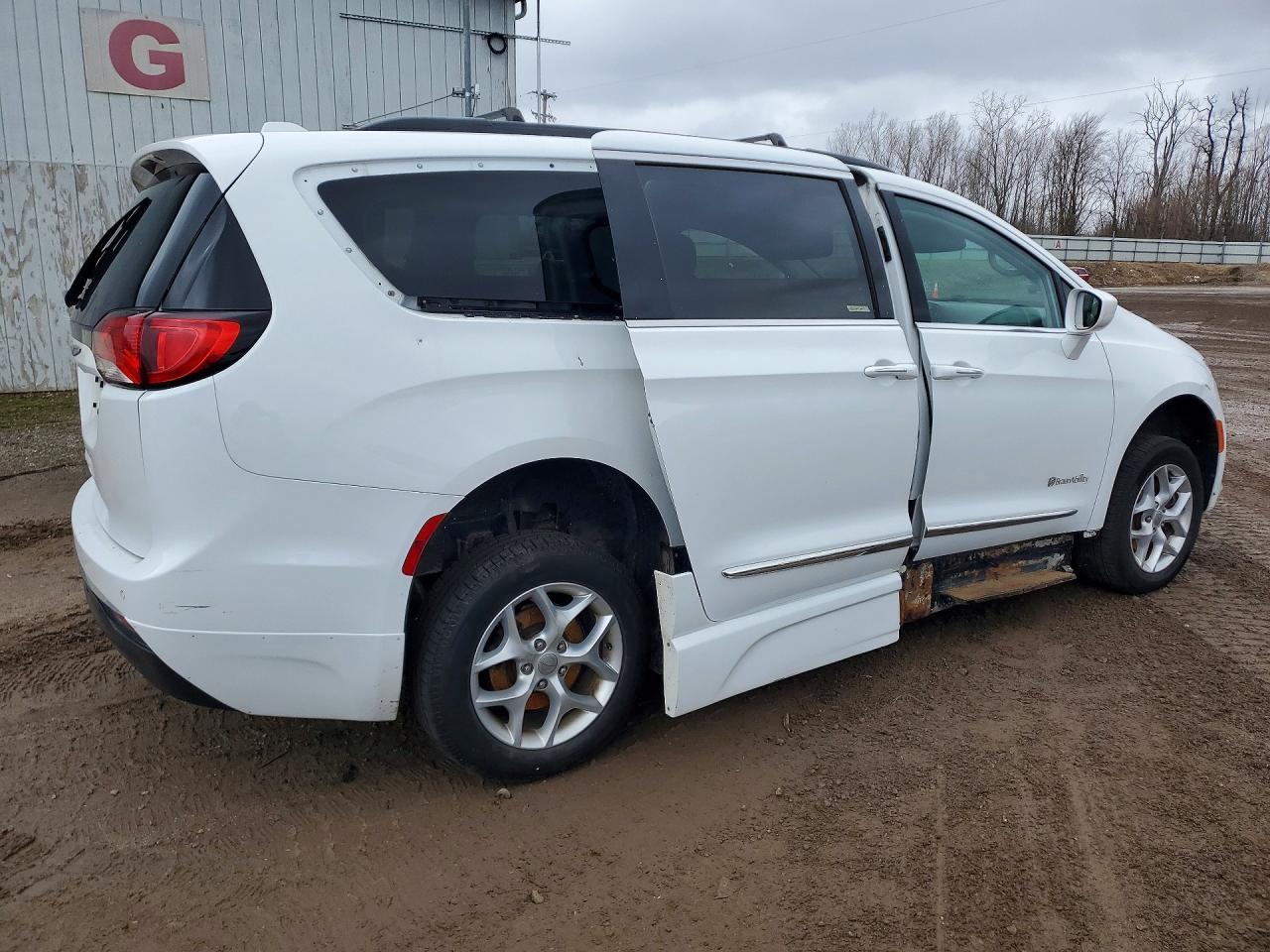2017 Chrysler Pacifica Touring L - Фото 3