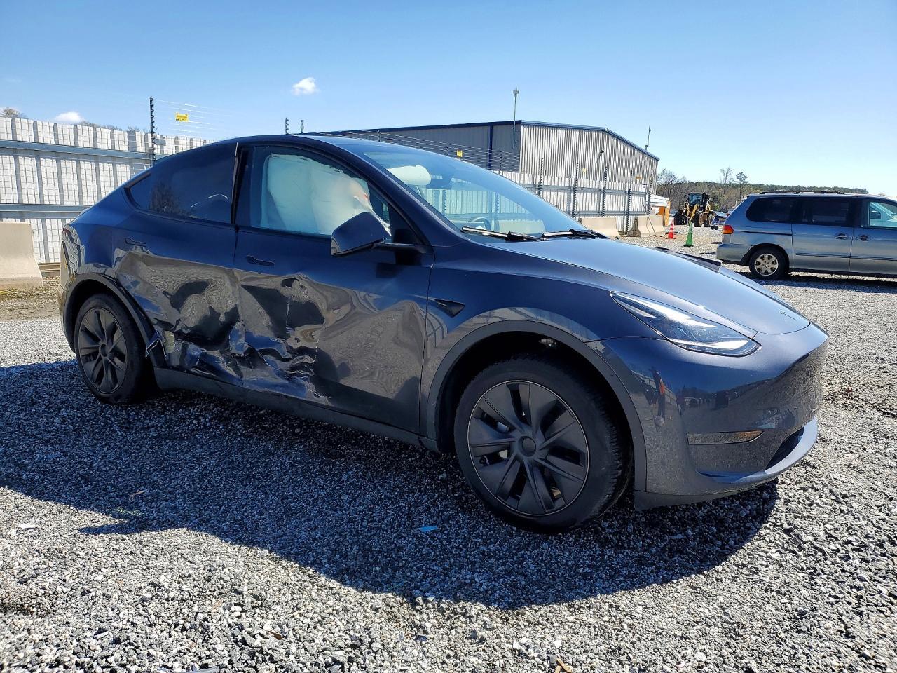 2025 Tesla Model Y - Image 4