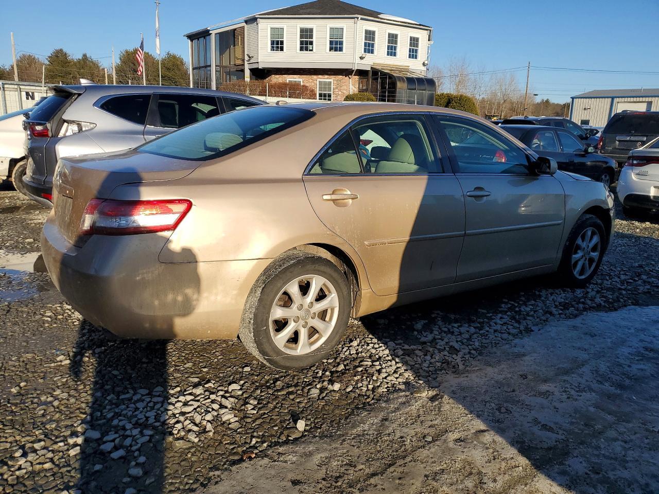 2011 Toyota Camry Le - Фото 3