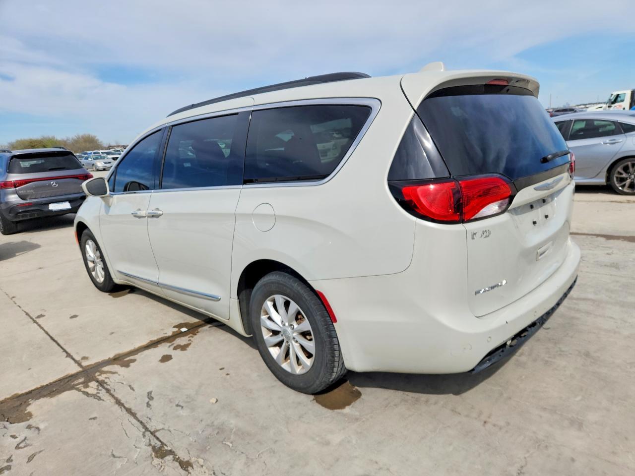 2017 Chrysler Pacifica Touring L - Фото 2
