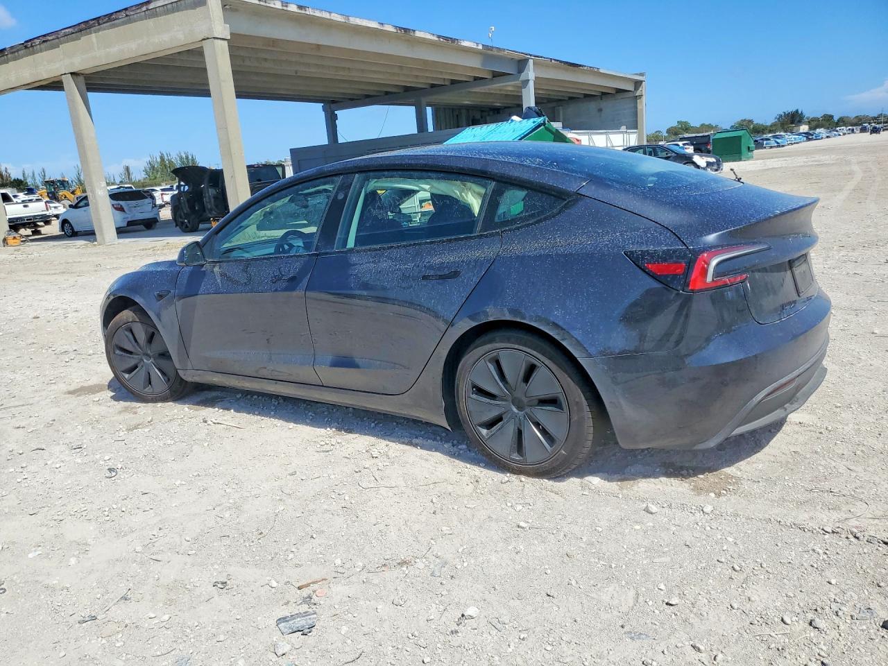 2025 Tesla Model 3 - Фото 2