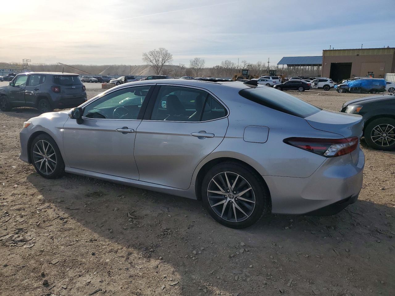 2022 Toyota Camry Xle - Image 2
