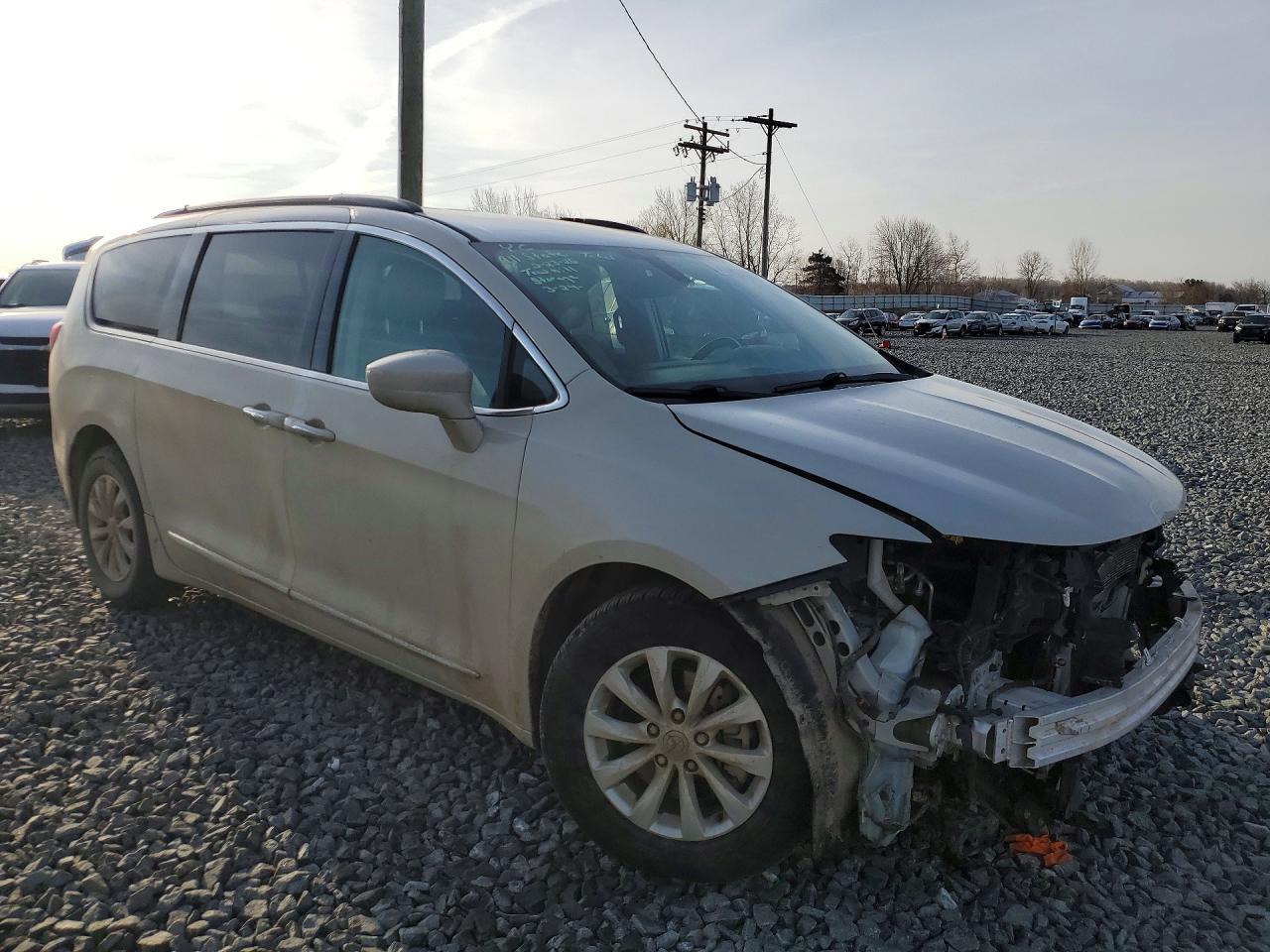 2017 Chrysler Pacifica Touring L - Image 4