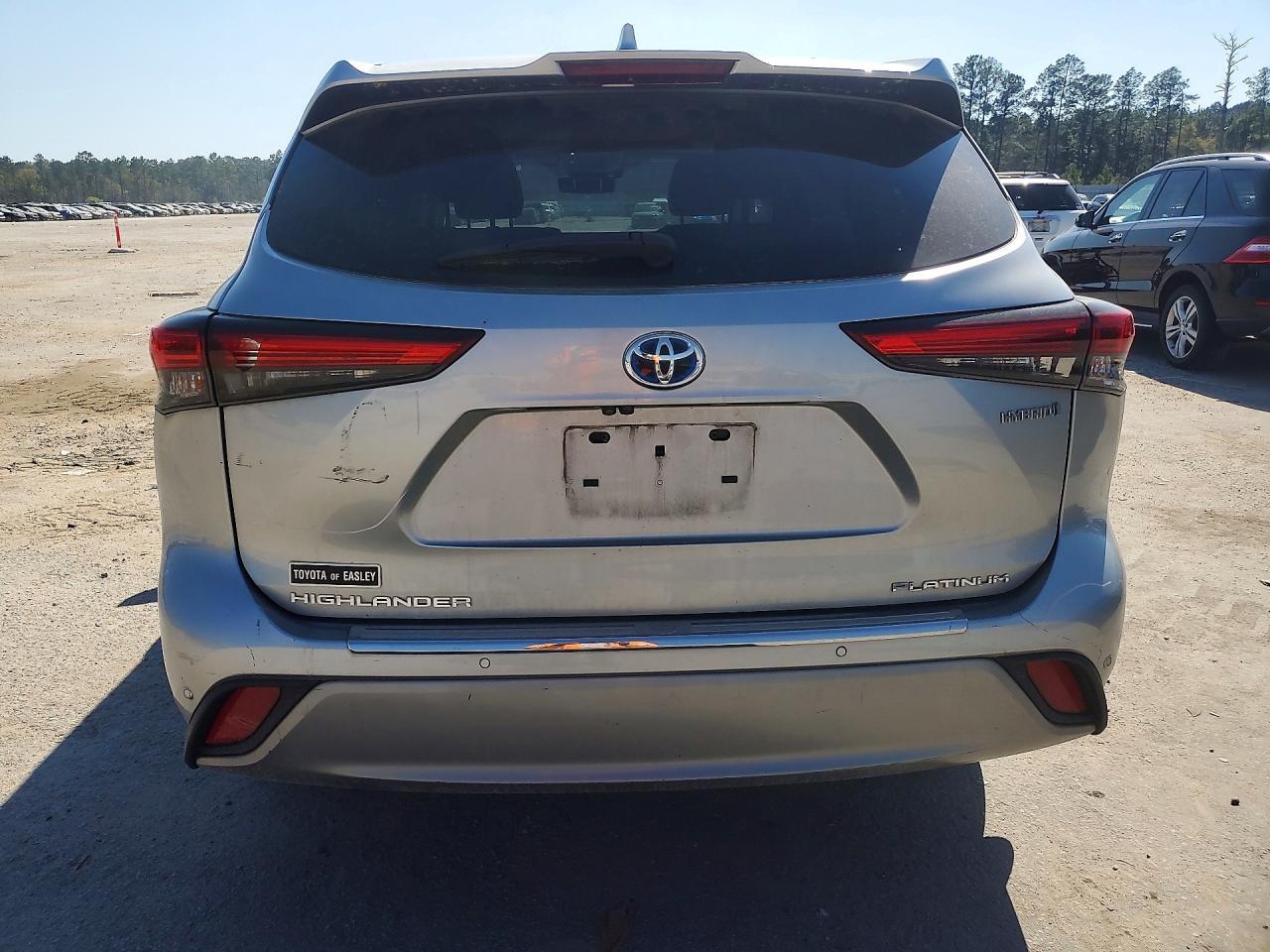 2021 Toyota Highlander Hybrid Platinum - Image 6