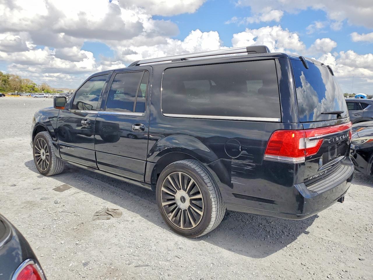 2015 Lincoln Navigator L - Image 2